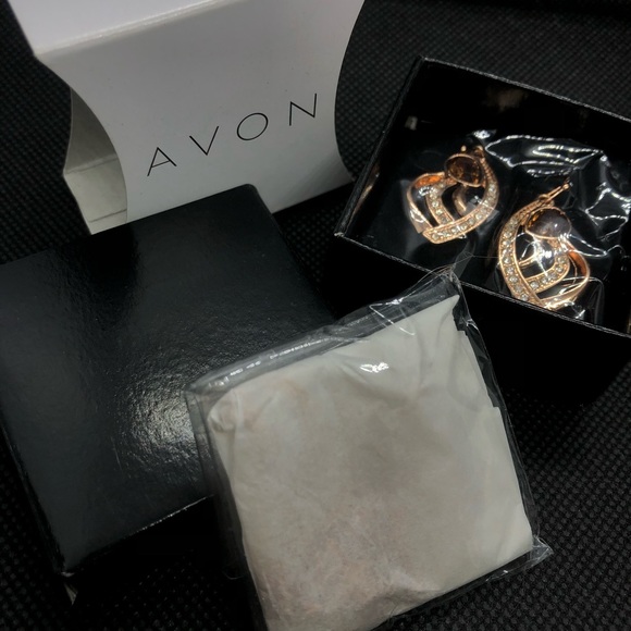 Coming Up Roses" necklace and earring set. - Picture 5 of 7